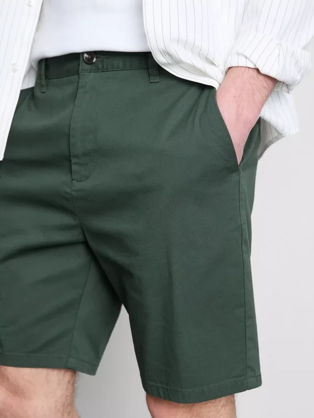 Calções chino com elevada proporção de algodão