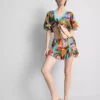 Calções com folhos e estampado tropical