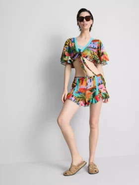 Calções com folhos e estampado tropical