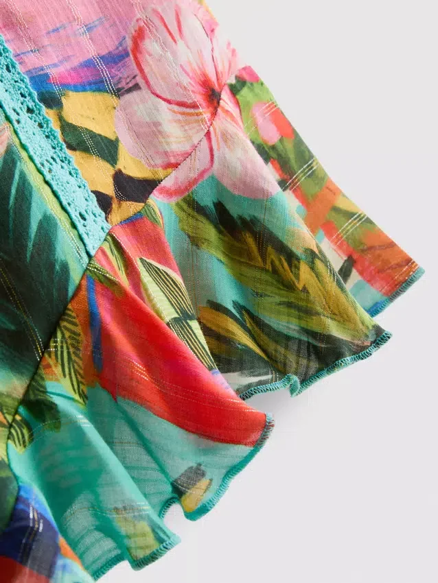 Calções com folhos e estampado tropical