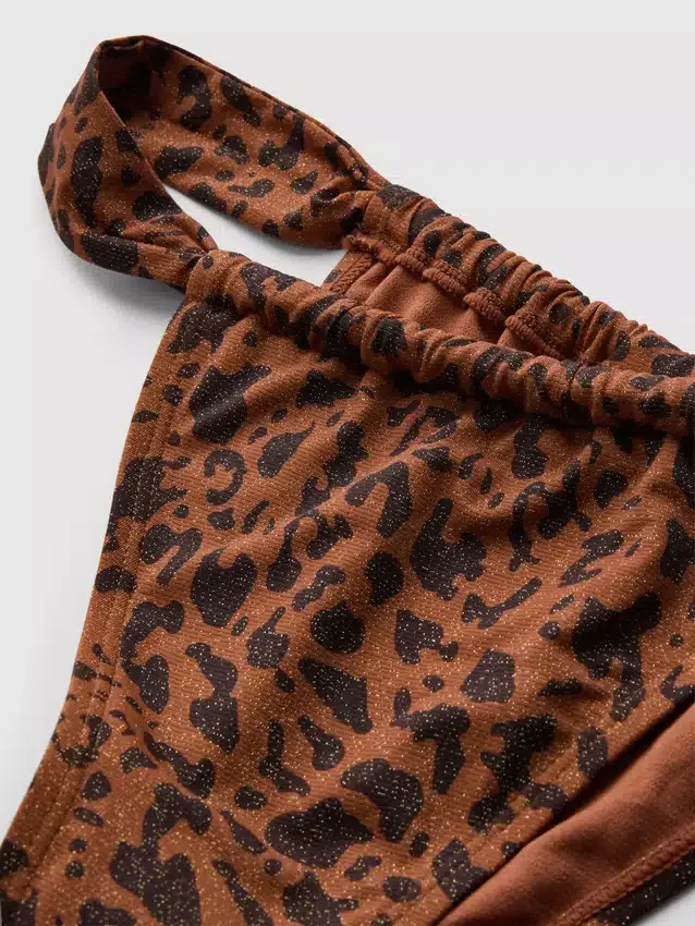 Calções de biquíni com brilho e padrão leopardo da Paula Echevarría