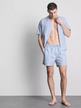 Calções de pijama às riscas