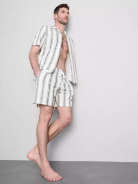Calções de pijama às riscas