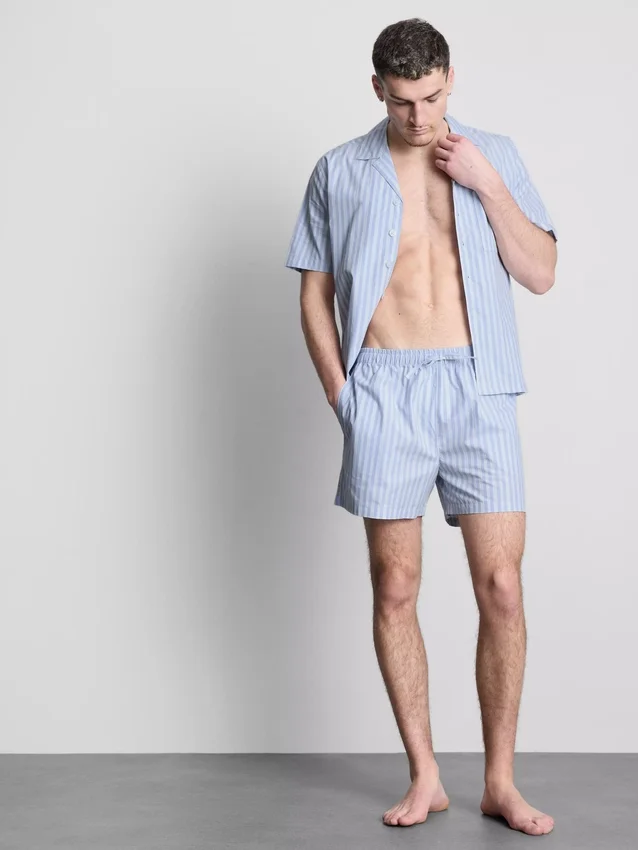 Calções de pijama às riscas