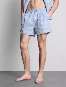 Calções de pijama às riscas