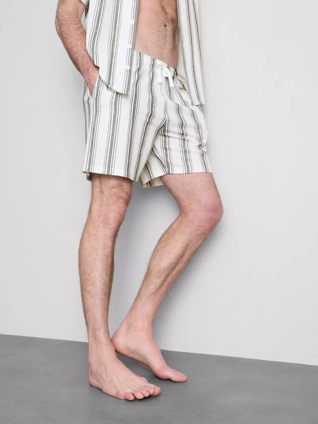 Calções de pijama às riscas