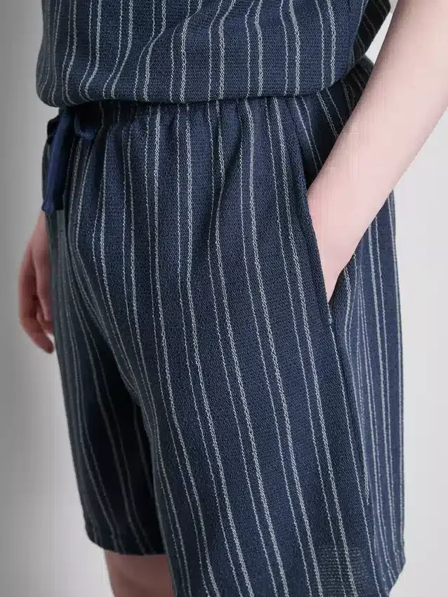 Calções de pijama às riscas