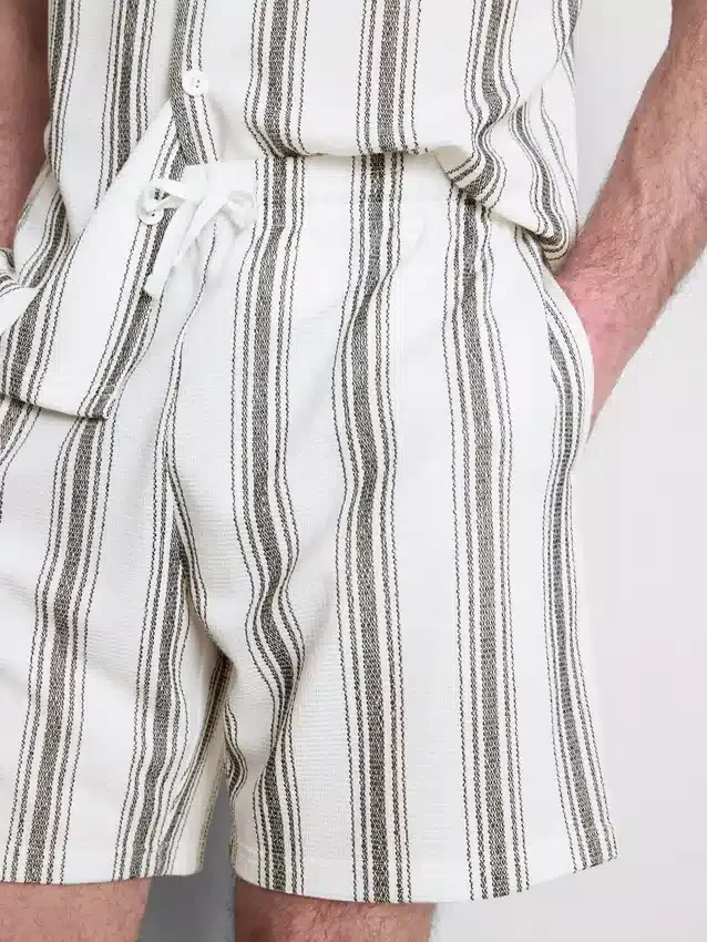 Calções de pijama às riscas