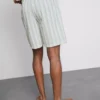 Calções de pijama às riscas