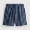 Calções de pijama às riscas