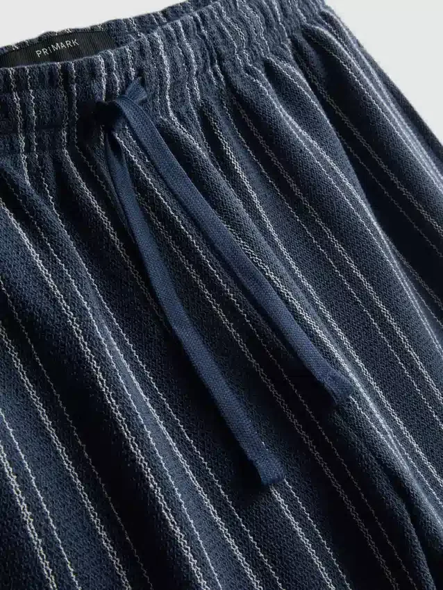 Calções de pijama às riscas