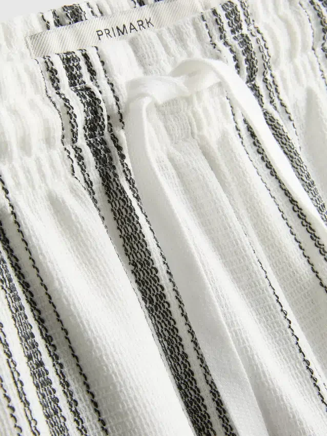Calções de pijama às riscas