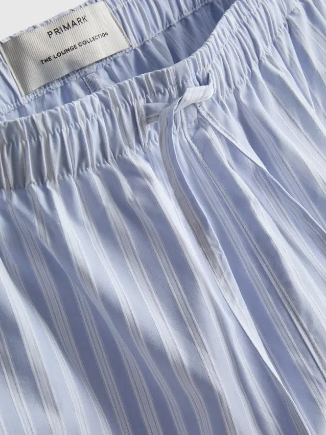 Calções de pijama às riscas