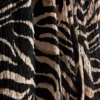 Calções estampados com textura enrugada