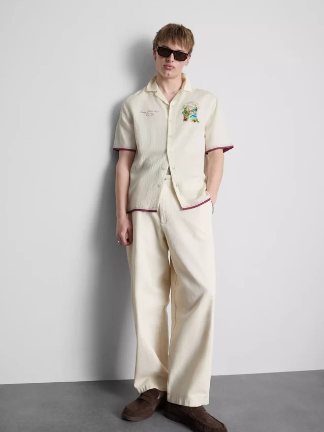 Camisa com gola revere e estampado paisagístico
