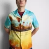 Camisa com gola revere e estampado paisagístico