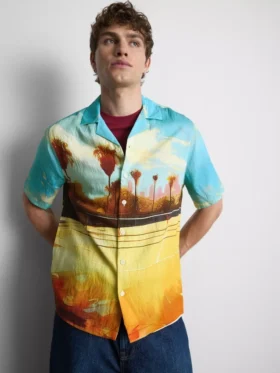 Camisa com gola revere e estampado paisagístico