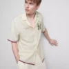 Camisa com gola revere e estampado paisagístico