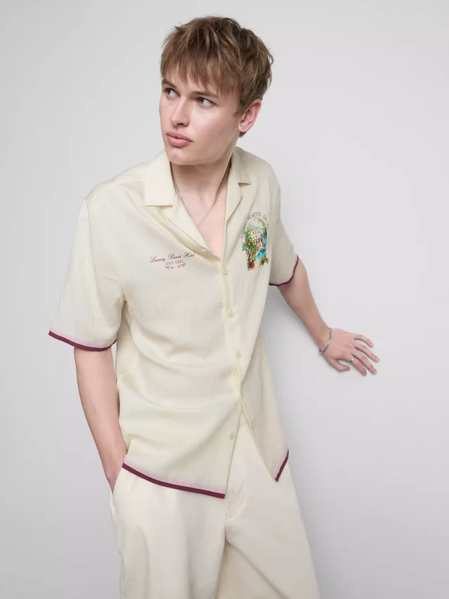 Camisa com gola revere e estampado paisagístico