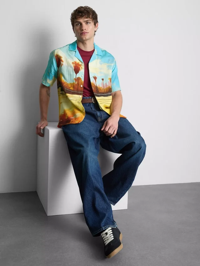 Camisa com gola revere e estampado paisagístico