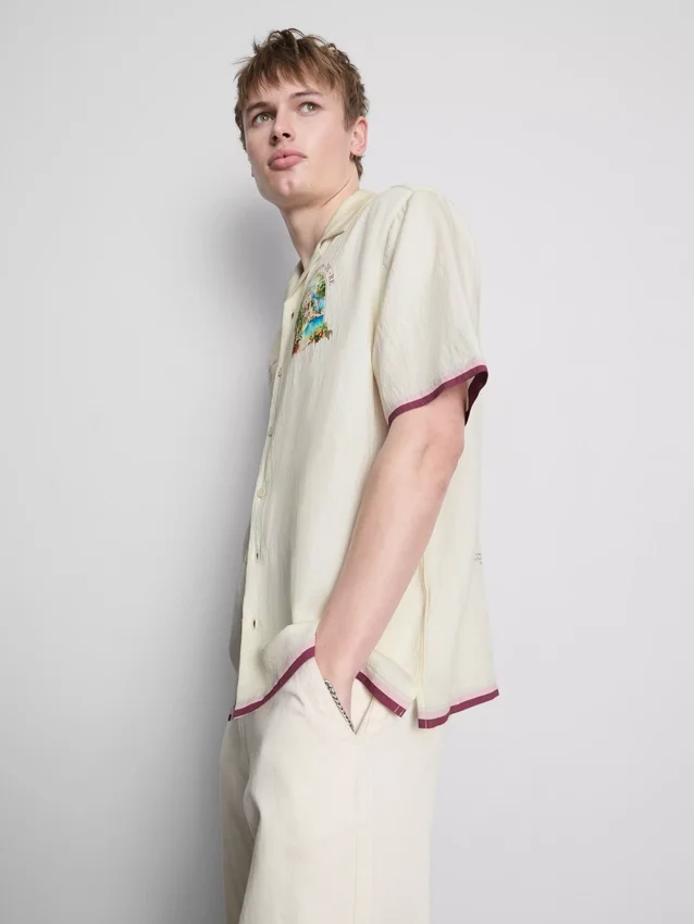 Camisa com gola revere e estampado paisagístico