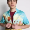 Camisa com gola revere e estampado paisagístico