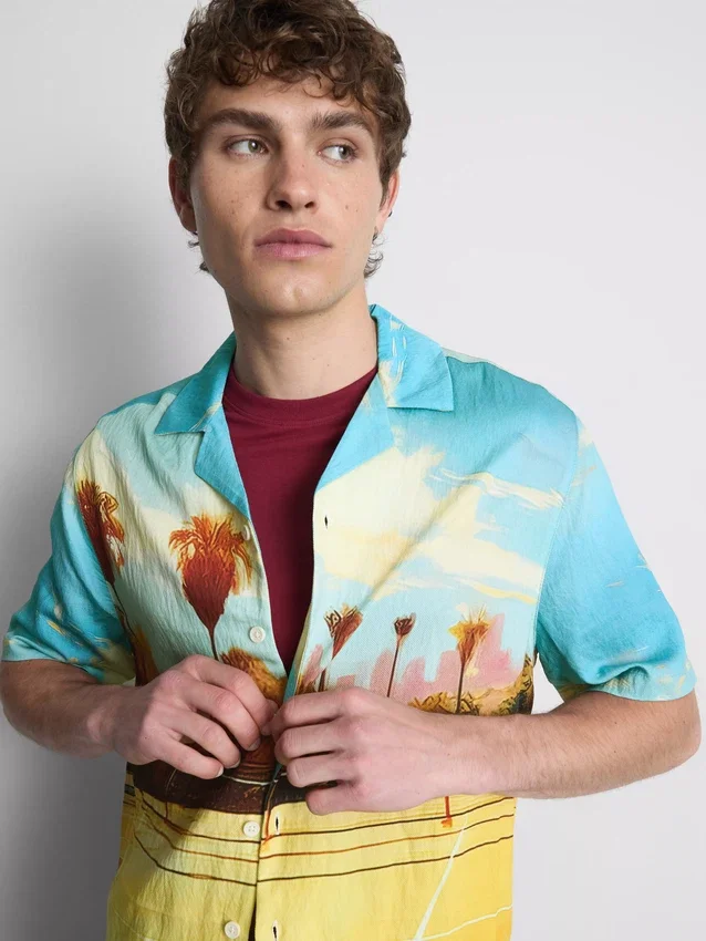 Camisa com gola revere e estampado paisagístico
