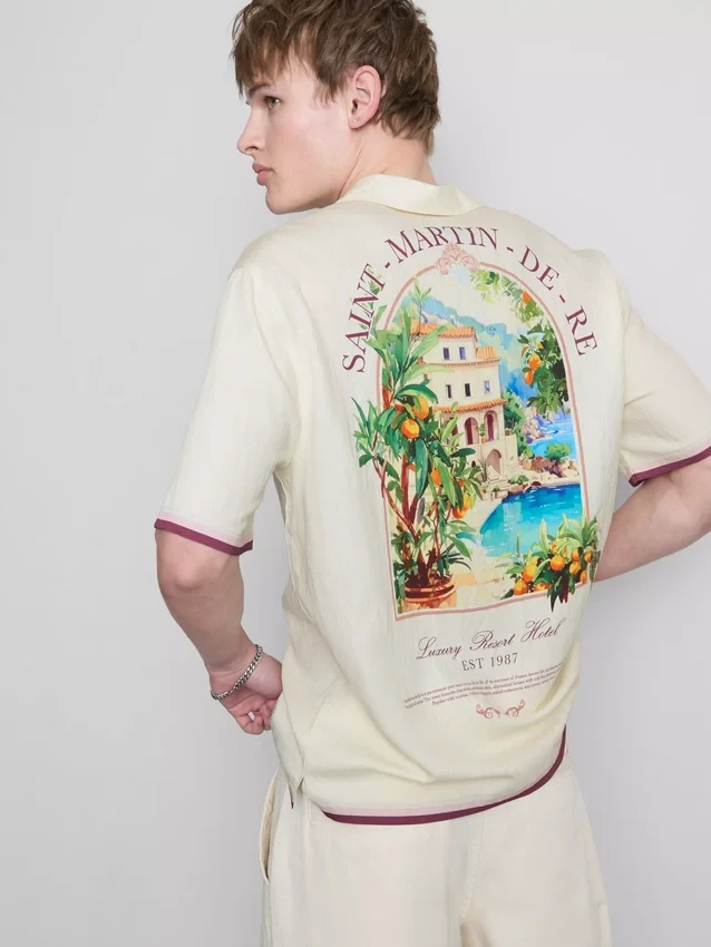 Camisa com gola revere e estampado paisagístico