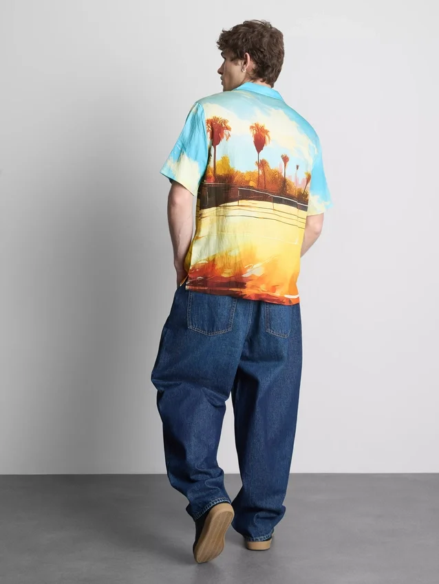 Camisa com gola revere e estampado paisagístico