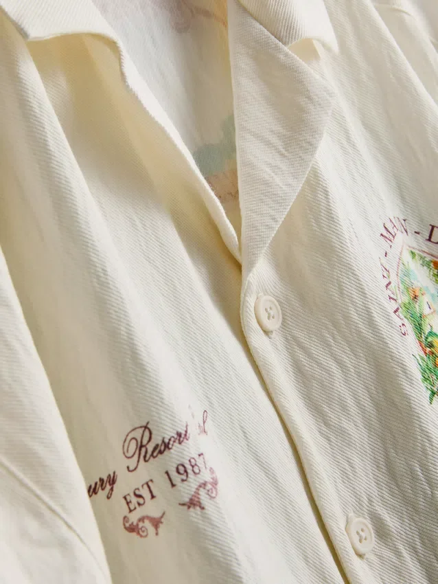Camisa com gola revere e estampado paisagístico