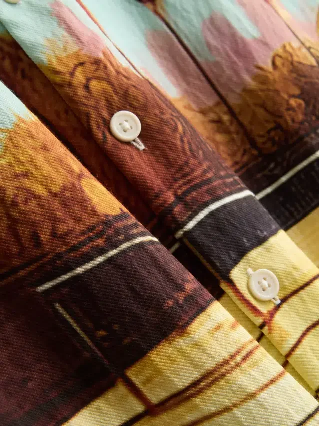 Camisa com gola revere e estampado paisagístico