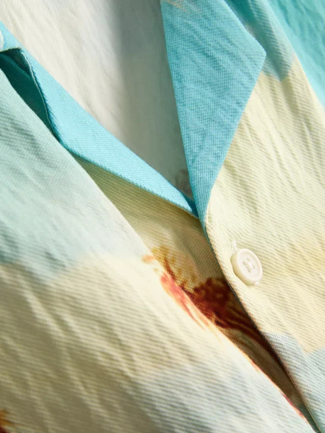 Camisa com gola revere e estampado paisagístico