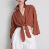 Camisa curta de algodão com laço à frente