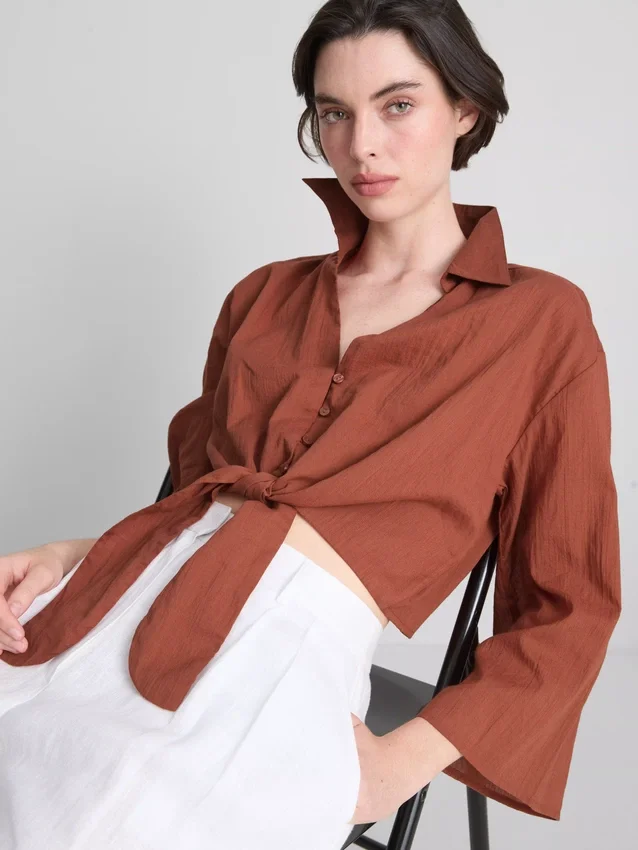 Camisa curta de algodão com laço à frente