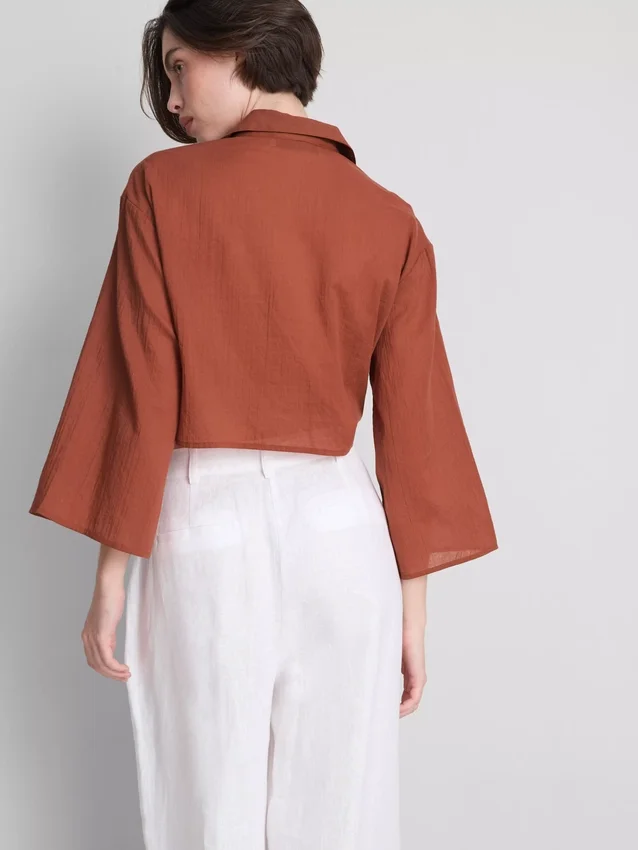 Camisa curta de algodão com laço à frente