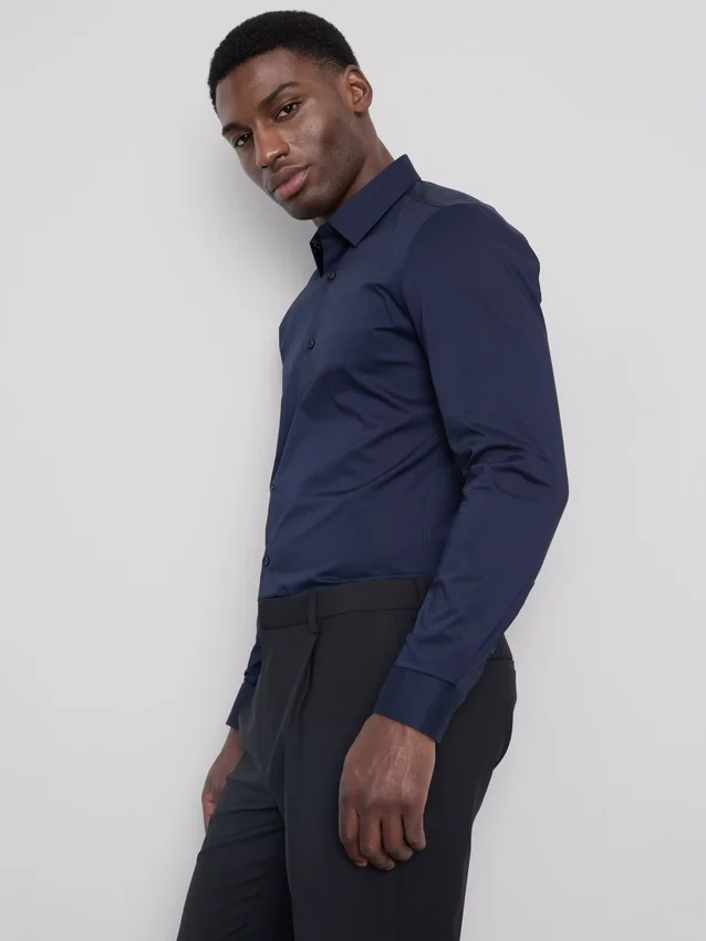 Camisa de botões elástica de corte justo