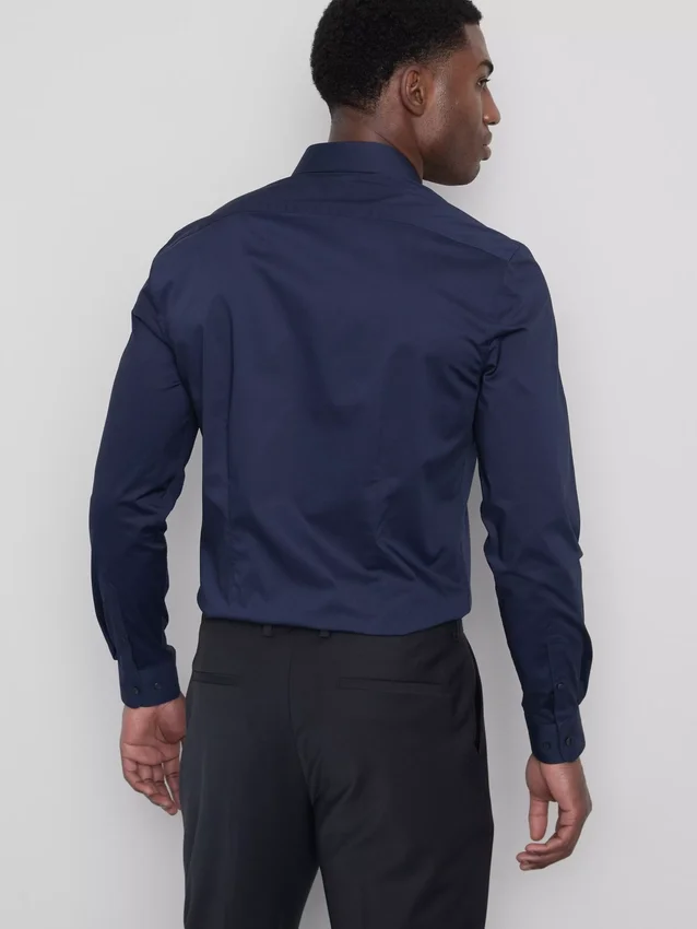 Camisa de botões elástica de corte justo