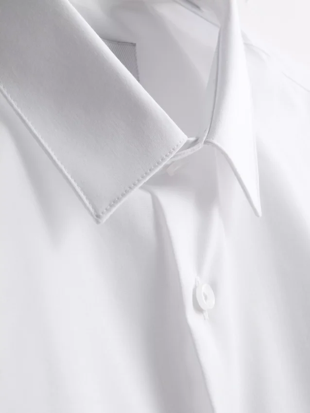 Camisa de botões elástica de corte justo