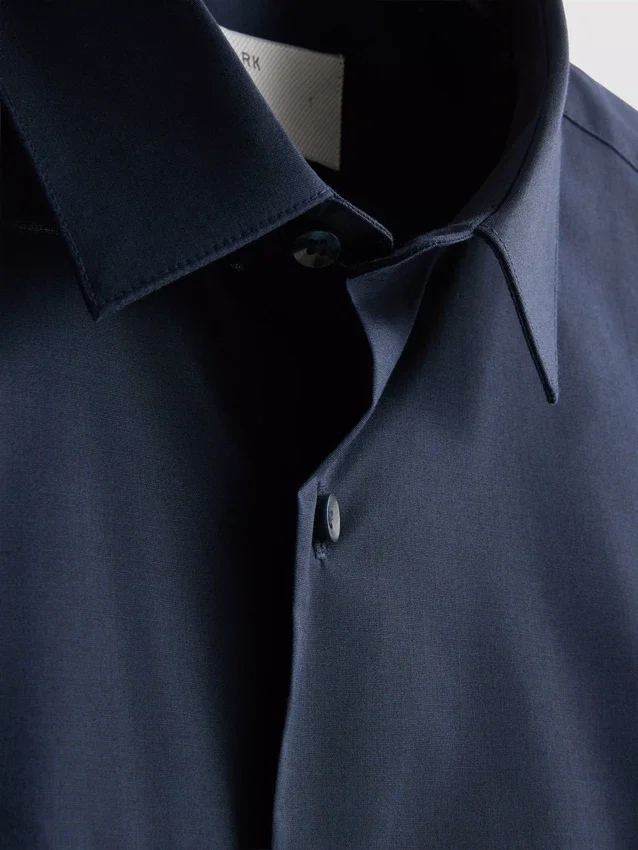 Camisa de botões elástica de corte justo
