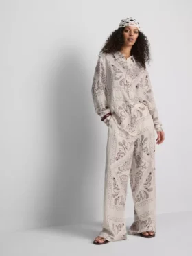 Camisa de botões em cetim amassado com padrão paisley da Paula Echevarría