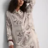 Camisa de botões em cetim amassado com padrão paisley da Paula Echevarría