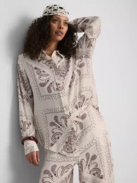 Camisa de botões em cetim amassado com padrão paisley da Paula Echevarría