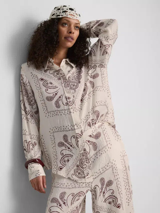 Camisa de botões em cetim amassado com padrão paisley da Paula Echevarría