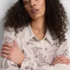 Camisa de botões em cetim amassado com padrão paisley da Paula Echevarría