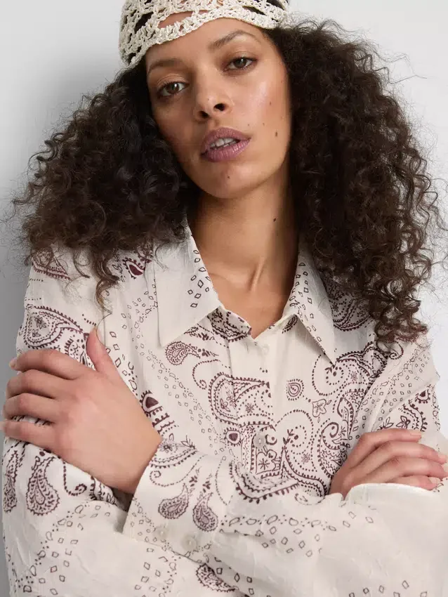 Camisa de botões em cetim amassado com padrão paisley da Paula Echevarría