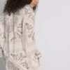 Camisa de botões em cetim amassado com padrão paisley da Paula Echevarría