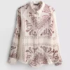 Camisa de botões em cetim amassado com padrão paisley da Paula Echevarría
