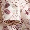 Camisa de botões em cetim amassado com padrão paisley da Paula Echevarría