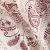 Camisa de botões em cetim amassado com padrão paisley da Paula Echevarría