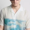 Camisa de calção de manga curta com botões e estampado panorâmico